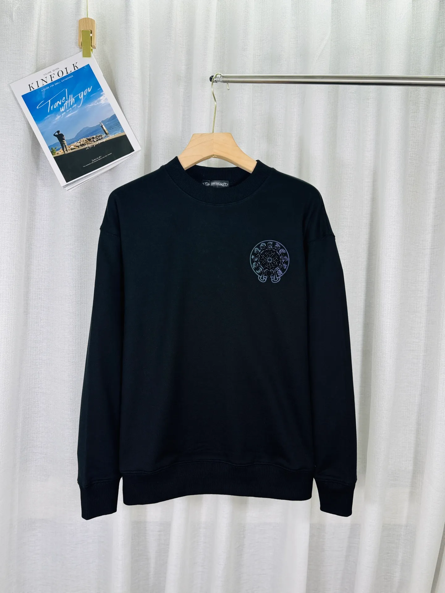 P250 top version, real shot without P, ​​different from market currency) 𝗖𝗵𝗿𝗼𝗺𝗲 𝗛𝗲𝗮𝗿𝘁𝘀/Cro Heart 2025 Reflective Embroidered Beads Compass Embroidered Autumn and Winter New Original Counter American Laser Burnt 3D Pearl Embroidered Couple Casual Sweater 👑The highest version! Customized fabric 420g tripe terry fabric! American acid-washed and distressed original fabric laser burnt ✟appliqué embroidery and exquisite embroidery of letters! The best-selling model in the counter, very comfortable to wear. Accessories: original molded and authenticated collar label➕100% silk wash label. Genuine purchase-grade original hangtag➕matching hanging rope➕3D hanging beads➕original packaging bag. Craftsmanship: The original version has consistent wiring! The highest version of the armhole matching technique! Color: Black White Size: S M L XL Style No.: 9315